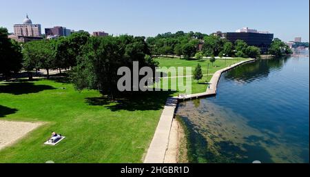 Luftaufnahme der Skyline von Madison, James Madison Park, an sonnigen, klaren Tagen, am Lake Mendota, Madison, Wisconsin, USA Stockfoto