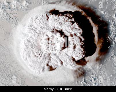 Eine massive Pilzwolke explosiver Vulkanasche aus dem heftigen Ausbruch des unter Wasser liegenden Vulkans Hunga Tonga-Hunga Haʻapai, der vom GOES-West-Satelliten über dem Südpazifik am 15. Januar 2022 auf den Tonga-Inseln erfasst wurde. Die Explosion schickte eine Aschewolke 100.000 Fuß in die obere Atmosphäre und Tsunami-Wellen bis nach Kalifornien. Stockfoto