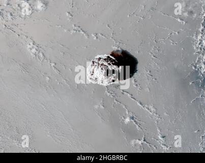 Der erste Hauch einer massiven Pilzwolke bläst vulkanische Asche aus dem heftigen Ausbruch des unterwasser-Vulkans Hunga Tonga-Hunga Haʻapai, der vom GOES-West-Satelliten über dem Südpazifik am 15. Januar 2022 auf den Tonga-Inseln aufgenommen wurde. Die Explosion schickte eine Aschewolke 100.000 Fuß in die obere Atmosphäre und Tsunami-Wellen bis nach Kalifornien. Stockfoto