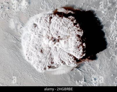 Eine massive Pilzwolke explosiver Vulkanasche aus dem heftigen Ausbruch des unter Wasser liegenden Vulkans Hunga Tonga-Hunga Haʻapai, der vom GOES-West-Satelliten über dem Südpazifik am 15. Januar 2022 auf den Tonga-Inseln erfasst wurde. Die Explosion schickte eine Aschewolke 100.000 Fuß in die obere Atmosphäre und Tsunami-Wellen bis nach Kalifornien. Stockfoto