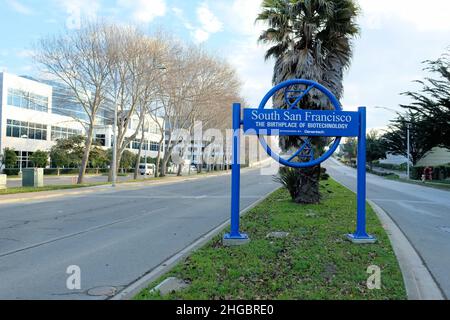 Das Schild „Geburtsort der Biotechnologie“ am Eingang zum South San Francisco, dem kalifornischen Oyster Point Industrial Park, das von Genentech gesponsert wird. Stockfoto