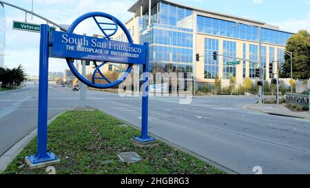 Das Schild „Geburtsort der Biotechnologie“ am Eingang zum South San Francisco, dem kalifornischen Oyster Point Industrial Park, das von Genentech gesponsert wird. Stockfoto