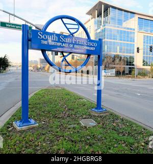 Das Schild „Geburtsort der Biotechnologie“ am Eingang zum South San Francisco, dem kalifornischen Oyster Point Industrial Park, das von Genentech gesponsert wird. Stockfoto