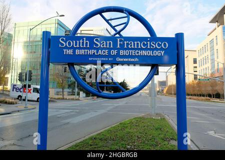 Das Schild „Geburtsort der Biotechnologie“ am Eingang zum South San Francisco, dem kalifornischen Oyster Point Industrial Park, das von Genentech gesponsert wird. Stockfoto