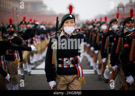 Neu-Delhi, Indien. 17th Januar 2022. Mitglieder des Nationalen Kadettenkorps (NCC) nehmen an den Proben für die bevorstehende Parade zum Tag der Republik 73rd Teil. (Bild: © Karma Sonam Bhutia/ZUMA Press Wire) Stockfoto