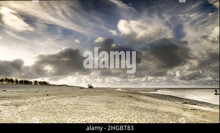 Baie de Somme, le Hourdel, chenal à marée basse, blockhaus, coucher de Soleil sur la mer , sable et balise. Stockfoto