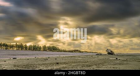 Baie de Somme, le Hourdel, chenal à marée basse, blockhaus, coucher de Soleil sur la mer , sable et balise. Stockfoto