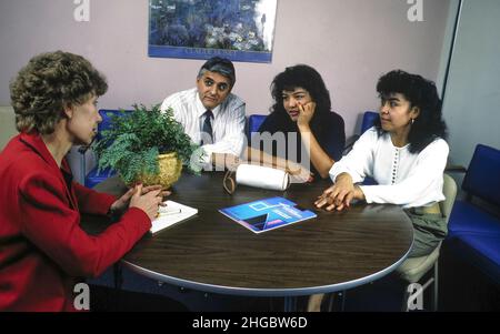 Austin Texas USA,1988: Vater, Mutter und Tochter im Teenageralter besuchen eine Familienberatung an einer High School im Büro des Schulberaters. MR RR-0025-0028 ©Bob Daemmrich Stockfoto