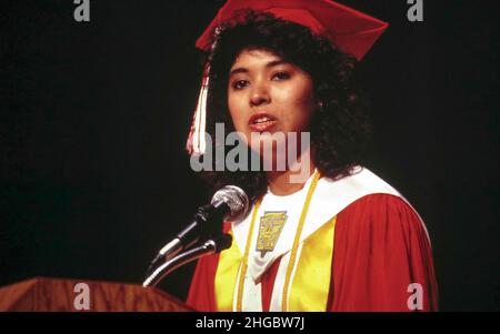 San Antonio, Texas USA 1992: Hispanic Absolvent der Edgewood High School in San Antonio, hält eine Rede. Stockfoto