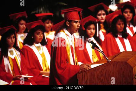 San Antonio, Texas USA 1992: Hispanic Absolvent der Edgewood High School in San Antonio, hält eine Rede. Stockfoto