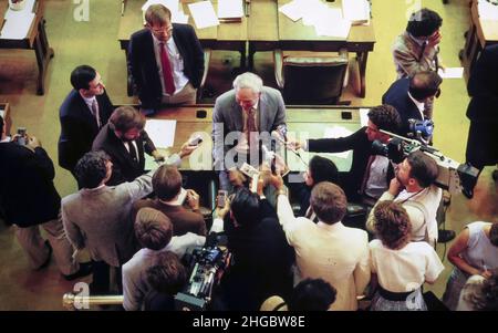 Jim RUDD, Vorsitzender der 1989-Mittelzuweisungen in Austin, Texas, hält während der Sitzung eine Pressekonferenz auf dem Boden des Texas House ab. ©Bob Daemmrich Stockfoto