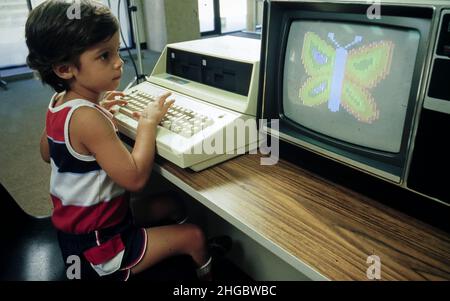 Austin, Texas USA um 1989: Kindergartenschüler im Computerunterricht, Austin Independent School District. ©Bob Daemmrich Stockfoto