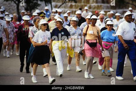 San Antonio, Texas USA 1992: American Association of Retired Persons (AARP) Convention Spaßspaziergang als Übung während der jährlichen Tagung. ©1992 Bob Daemmrich Stockfoto