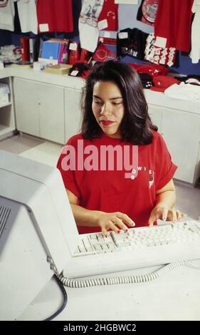 Austin, Texas USA 1992: High School Studenten, die in einem Schulgeschäft am Computer arbeiten, Bowie High School, Austin. ©Bob Daemmrich Stockfoto