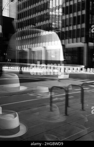 Schichten von Bildern, die durch das Glas mit Reflexionen auf der Oberfläche gesehen werden Stockfoto