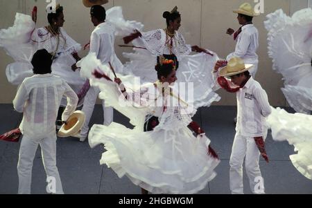 San Antonio, Texas USA: Hispanische Tänzer beim Texas Folklife Festival in der Innenstadt von San Antonio. ©1992 Bob Daemmrich Stockfoto