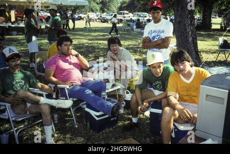 Austin, Texas USA 1988: Hispanische Familie schaut beim Limon Family Reunion in einem Stadtpark fern. XX Stockfoto