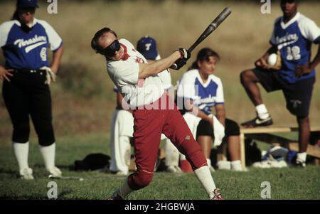 Austin Texas USA, 1993: Sehbehinderte Schlagstöcke mit Augenmaske nutzt sein Gehör, um während des nationalen Beep-Baseballturniers auf ankommende Tonhöhen zu hören. HERR EP 283-300. ©Bob Daemmrich Stockfoto