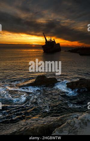 Versunkenes Schiff vor der Küste von Paphos, Zypern. Schiffswrack bei Sonnenuntergang Stockfoto