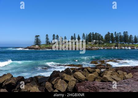 Blowhole Point, Kiama mit den Harbour Cabins, Leuchtturm und Booten sichtbar Stockfoto