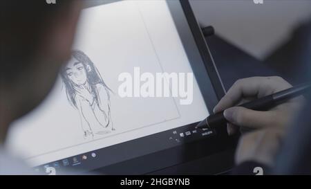 Digitales Kunstkonzept, Grafikdesigner, der einen Stylus-Stift und ein Tablet verwendet, um die Illustration eines jungen Mannes zu zeichnen. Monochromer Magier eines Teenagers auf einem Laptop Stockfoto