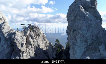 Genießen Sie den Blick auf die Stadt von oben, stehen auf dem Gipfel des Berges auf bewölktem Himmel Hintergrund. Tourismus-, Resort- und Urlaubskonzept. Stockfoto