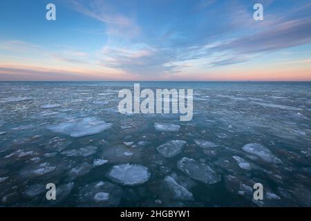 Eis schwimmt auf dem Lake Michigan am North Avenue Beach, Chicago. Stockfoto