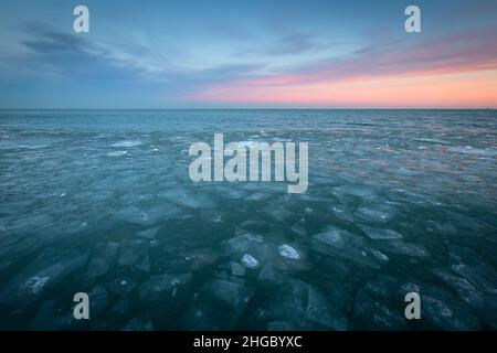 Eis schwimmt auf dem Lake Michigan am North Avenue Beach, Chicago. Stockfoto