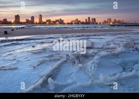 Blick auf das Lincoln Park Viertel vom North Avenue Beach, Chicago. Stockfoto