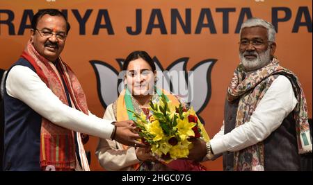 NEU-DELHI, INDIEN – JANUAR 19: Aparna Yadav, ehemalige Uttar Pradesh-Chefministerin Mulayam Singh Yadavs Schwiegertochter tritt am 19. Januar 2022 in New Delhi, Indien, in Anwesenheit des stellvertretenden Chefs von Uttar Pradesh, Keshav Prasad Maurya (L) und seines Staatschefs Swatantra Dev Singh (R), der BJP-Zentrale bei. Die Umstellung wird als schwerer Schlag für die Samajwadi-Partei vor den Wahlen zur Versammlung von Uttar Pradesh 2022 angesehen. Aparna ist in der Politik nicht neu, da sie bei den Parlamentswahlen 2017 vom Sitz von Lucknow Cantt als SP-Kandidatin bestritten und von der BJP-Führerin Rita Bahuguna besiegt wurde. (Foto von Sonu Stockfoto