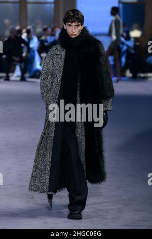 Paris, Frankreich. 19th Januar 2022. AMI Herbst/Winter 2022-23 Runway während der Paris Fashion Week Menswear Januar 2022 - Paris, Frankreich 19/01/2022 Credit: dpa/Alamy Live News Stockfoto