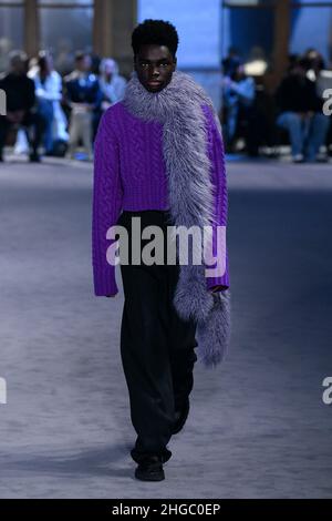 Paris, Frankreich. 19th Januar 2022. AMI Herbst/Winter 2022-23 Runway während der Paris Fashion Week Menswear Januar 2022 - Paris, Frankreich 19/01/2022 Credit: dpa/Alamy Live News Stockfoto