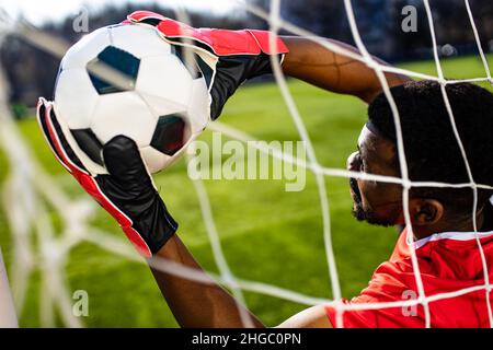 brasilianischer Torwart fängt den Ball im Stadion während eines Fußballtrainings Stockfoto