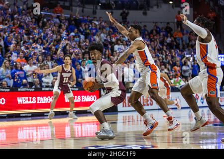 19. Januar 2022: Raketenschützer Rocket Watts (0) arbeitet daran, den Ball während des NCAA-Basketballspiels zwischen den Mississippi State Bulldogs und den Florida Gators im Stephen C. O'Connell Center Gainesville, FL, über den halben Platz zu bringen. Jonathan Huff/CSM. Stockfoto