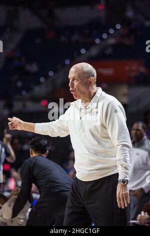 19. Januar 2022: Der Cheftrainer der Mississippi State Bulldogs, Ben Howland, trainiert sein Team vom Seitenlinie aus während des NCAA-Basketballspiels zwischen den Mississippi State Bulldogs und den Florida Gators im Stephen C. O'Connell Center Gainesville, FL. Jonathan Huff/CSM. Stockfoto