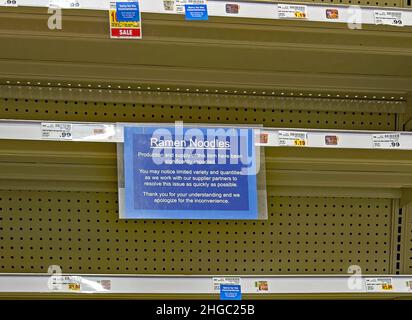 EMPORIA, KANSAS, USA, JUANUARY 19, 2022 Fast leere Lebensmittelfachgeschäfte Regale mit Zeichen, die den Mangel an Ramen Noodles in Dillons Lebensmittelgeschäft heute. Dies geht mit der Aussage des US-Präsidenten Joe Biden während seiner Pressekonferenz heute Nachmittag, dass Lebensmittelgeschäfte Regale sind 89% voll Stockfoto