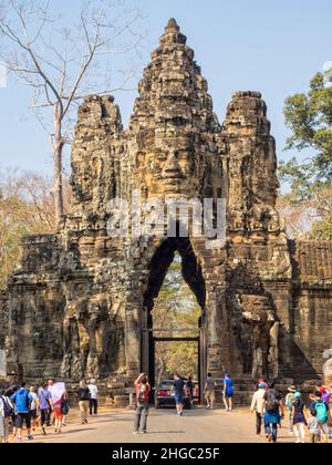 Touristen am Südtor von Angkor Thom - Siem Reap, Kambodscha Stockfoto