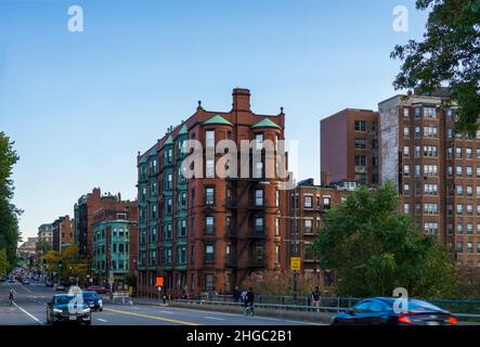 Boston, USA - 22. Oktober 2021: Historische Sandsteinhäuser an einer belebten Straße im Stadtteil Back Bay, Boston, Massachusetts Stockfoto