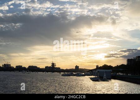 Angedockt Segelboote auf einem Charles River mit Blick auf den Sonnenuntergang in Boston Stockfoto