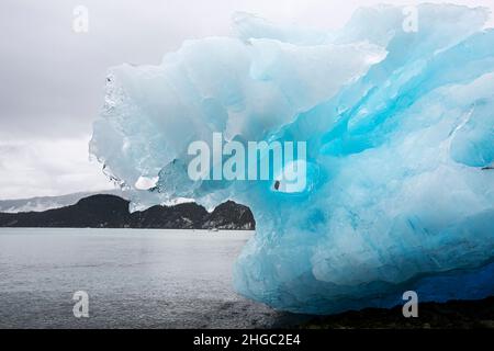 Gletschereis strandete bei Ebbe am Strand im östlichen Arm des Glacier Bay National Park, Southeast Alaska, USA. Stockfoto