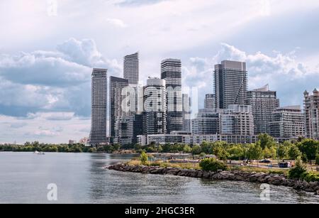 Sommerblick auf die Skyline von Humber Bay Shores vom Wasser des Lake Ontario mit Parks, Wanderwegen und Stränden vor modernen Hochhäusern Stockfoto