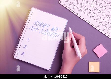 Inspiration mit Schild Leider sind wir geschlossen. Wort für Entschuldigung für die Abschaltung von Geschäften für eine bestimmte Zeit Tastatur über Eine Tabelle neben Einem Notizbuch Stockfoto