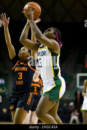 Waco, Texas, USA. 19th Januar 2022. Baylor Lady Bears Wache Jordan Lewis (3) schießt den Ball gegen die Oklahoma State Cowgirls Wache Micah Dennis (3) während des 1st. Quartals des NCAA Basketballspiels zwischen den Oklahoma State Cowgirls und Baylor Lady Bears im Ferrell Center in Waco, Texas. Matthew Lynch/CSM/Alamy Live News Stockfoto