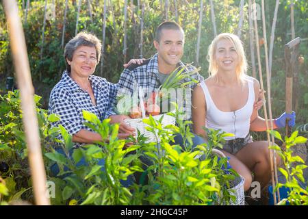 Freundliche Familie posiert zusammen im Hausgarten Stockfoto