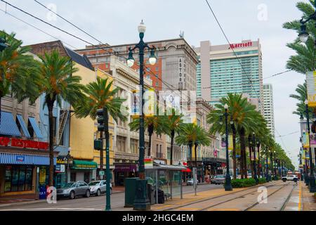 Historische Geschäftsgebäude, darunter Marriott und Sheraton Hotel an der Canal Street in der Dauphine Street im French Quarter in New Orleans, Louisiana, LA, Stockfoto