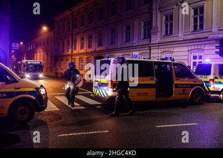 Ljubljana, Slowenien. 19th Januar 2022. Die Polizei blockiert während der Demonstration eine Straße. Am ersten Jahrestag der kontroversen Räumung von Künstlern und Kulturzentren aus einer besetzten alten Fahrradfabrik Rog in Ljubljana protestierten Demonstranten erneut gegen die zunehmende Privatisierung und Kommerzialisierung des öffentlichen Raums und die soziale Säuberung der Stadt, die die Bürger, vor allem die mit geringem Einkommen, aus der Stadt drängen. (Foto: Luka Dakskobler/SOPA Images/Sipa USA) Quelle: SIPA USA/Alamy Live News Stockfoto