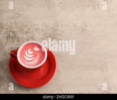 Red Velvet Caffe Latte auf Red Cuo, Copy Space for Text Stockfoto