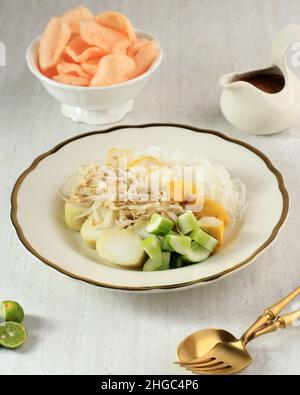Ketoprak Betawi. Traditionelles Street Food aus Reiskuchen, Reisnudeln, Bohnenkurz, Ei und Sprossen, Tofu mit Erdnussdressing. Stockfoto