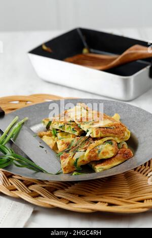 Haemul Pajeon oder Haemul Jeon, koreanischer Scallion Pancake mit Meeresfrüchten Stockfoto