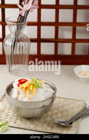 Koreanische traditionelle Lebensmittel Reis Kuchen Suppe, Tteokguk für Seollal Stockfoto